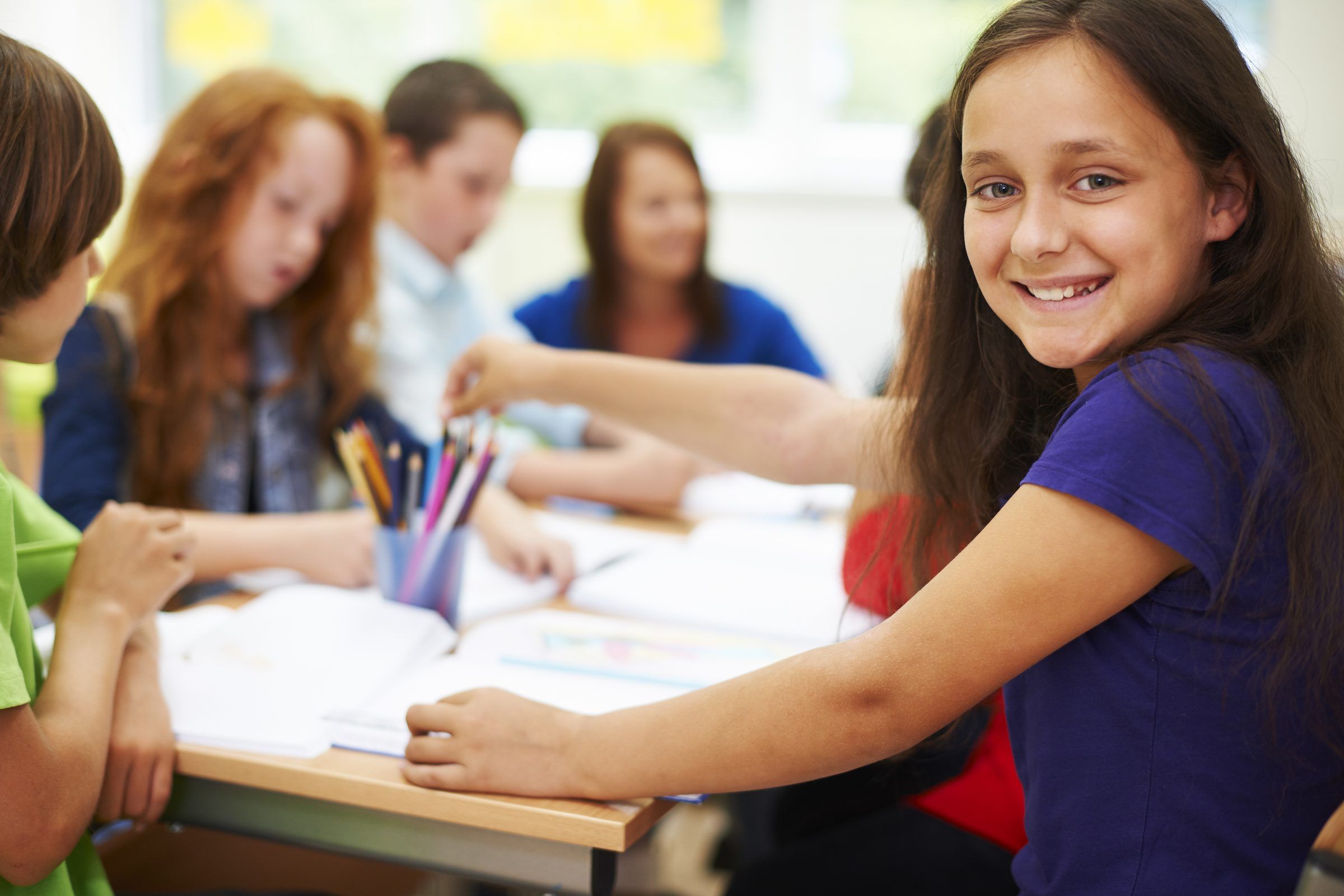 Estudiantes trabajando juntos en clase