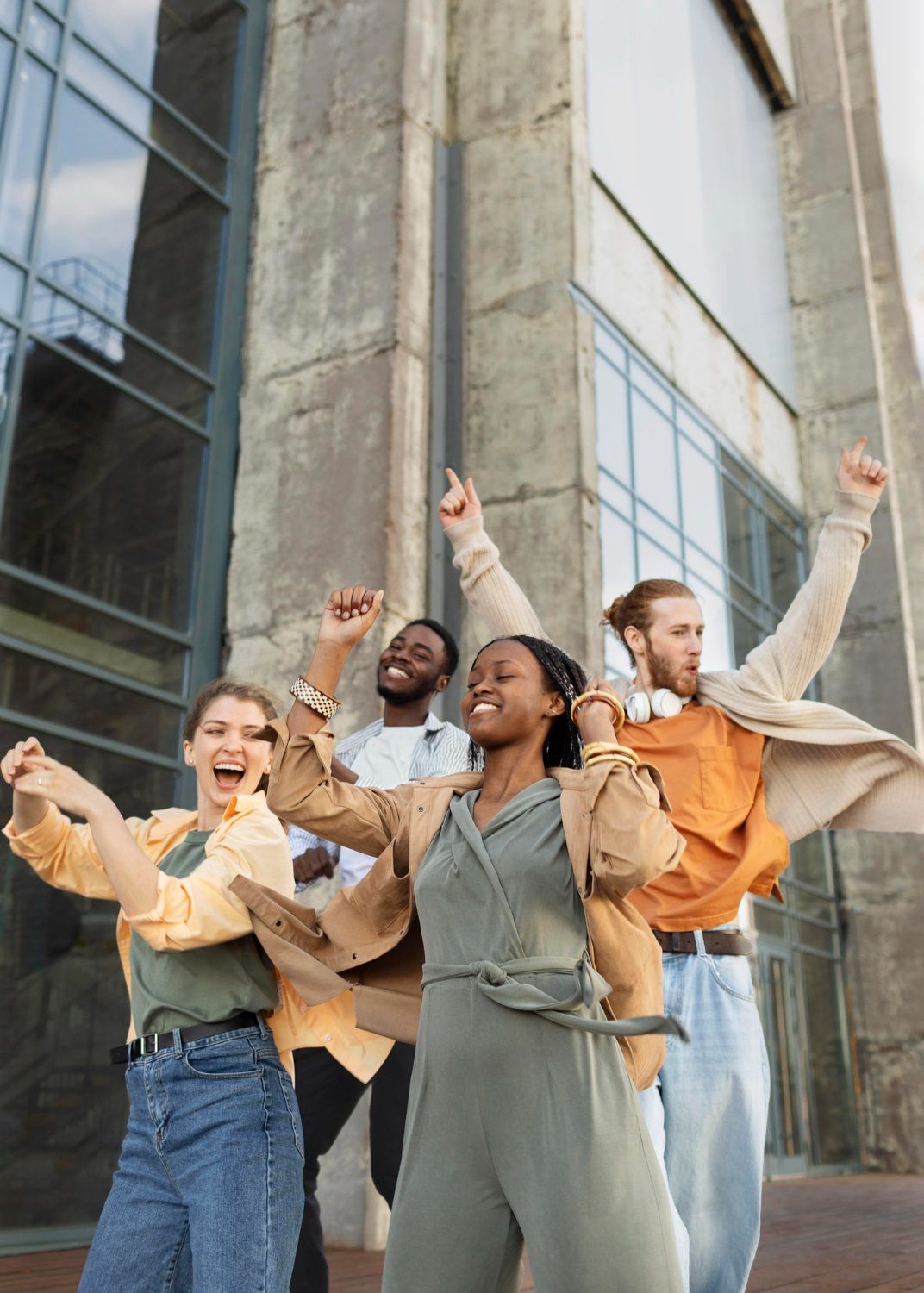 Grupo de jóvenes celebrando sus resultados