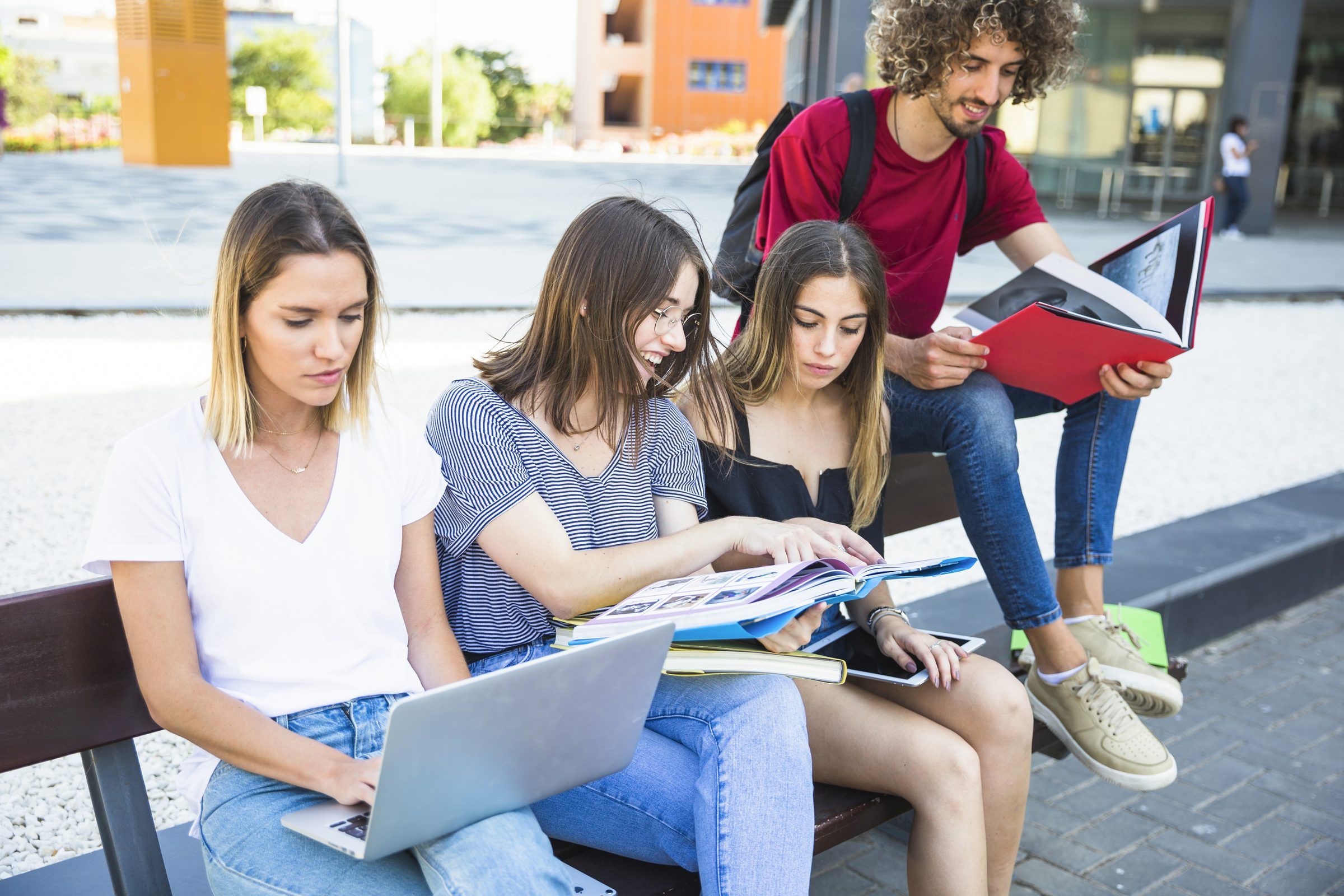 Estudiantes resolviendo ejercicios de matemática