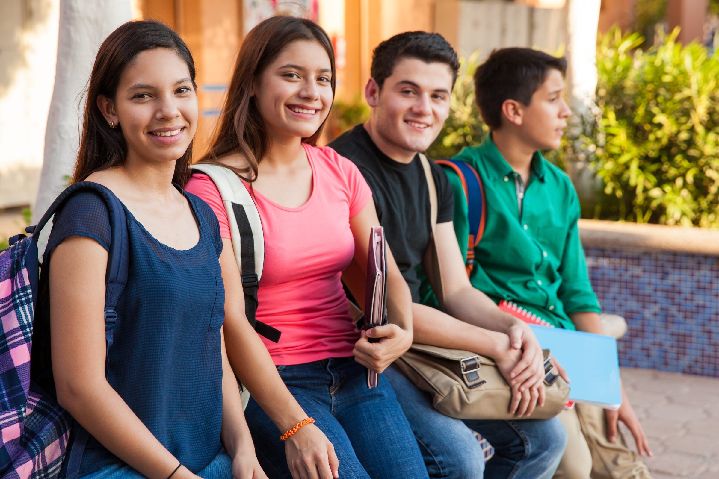 Estudiantes de enseñanza media sonriendo, listos para prepararse para la PAES